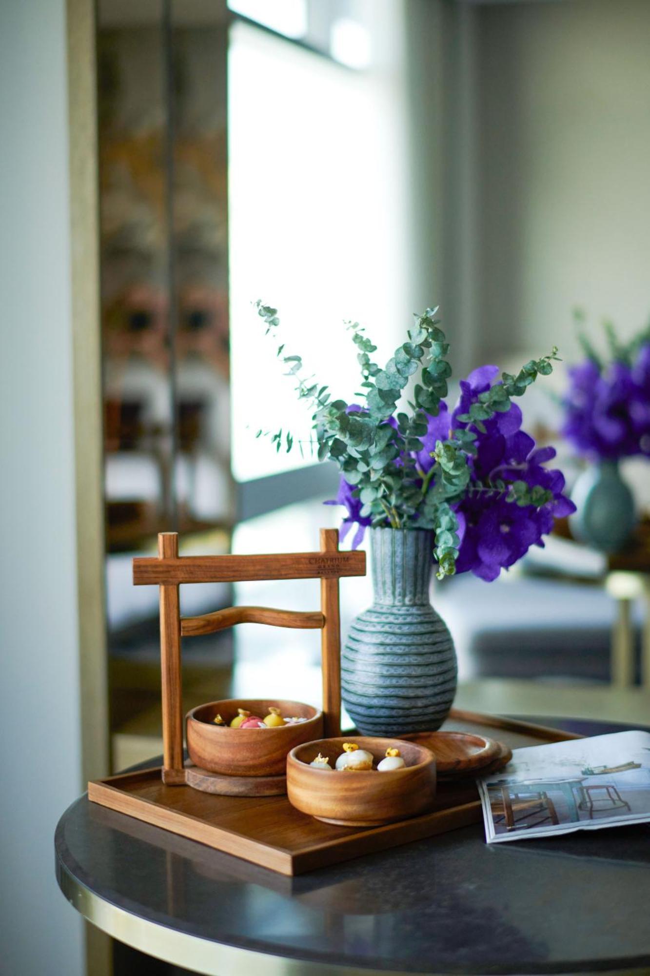 Chatrium Grand Бангкок Екстер'єр фото A vase of flowers
